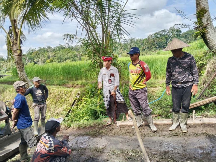 PENGERASAN JALAN USAHA TANI "SUBAK BEDUGUL" DESA WONGAYA GEDE