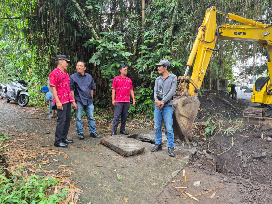 BAPAK PERBEKEL BERSAMA  BAPAK BENDESA  ADAT WONGAYA GEDE MENINJAU PERBAIKAN JALAN YG LONGSOR DI DESA WONGAYA GEDE