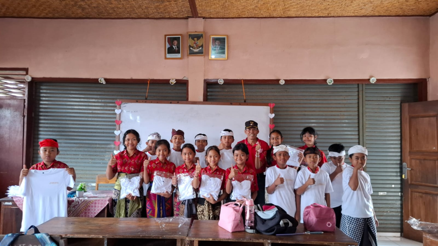 PEMBERIAN SERAGAM UNTUK POSYANDU REMAJA DISERAHKAN LANGSUNG OLEH BAPAK PERBEKEL DESA WONGAYA GEDE