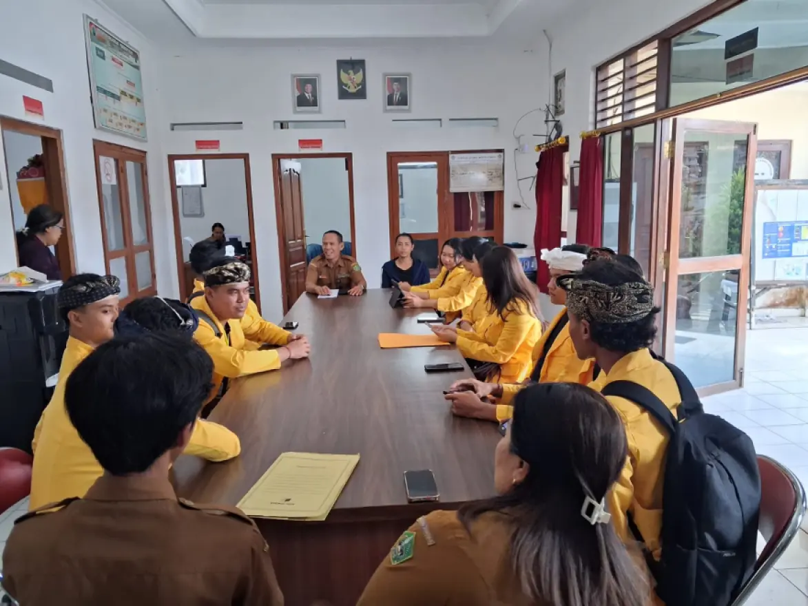 Bapak Perbekel Desa Wongaya Gede Mengadakan Pertemuan Dengan Mahasiswa UNHI yg Melaksanakan KKN di Desa Wongaya Gede