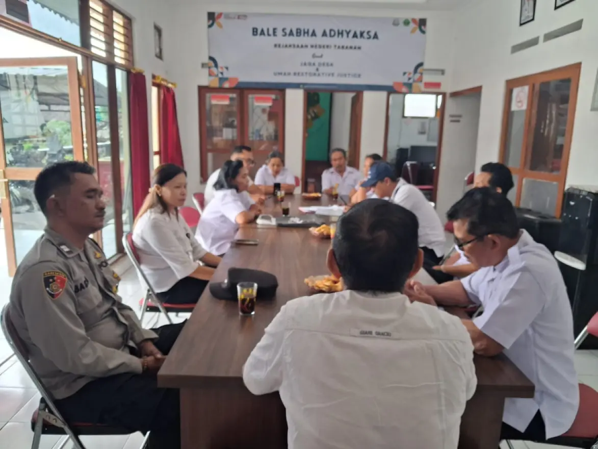 PERKENALAN BHABINKAMTIBMAS YANG BARU DITUGASKAN DI KANTOR DESA WONGAYA GEDE.